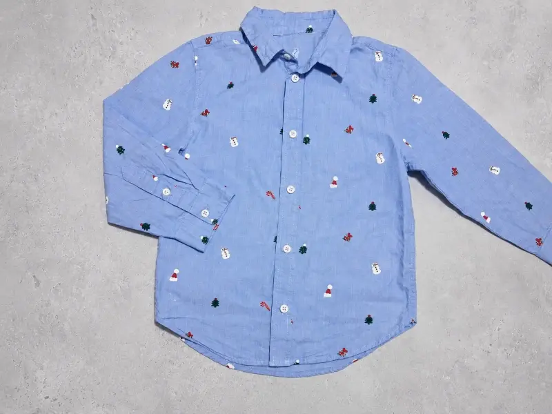Camisa infantil azul con estampado navideño
