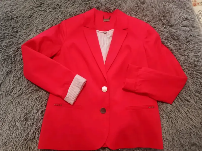 Blazer rojo elegante para mujer