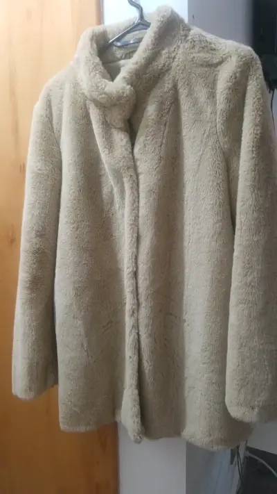 Abrigo de piel sintética beige para mujer - miniatura 1