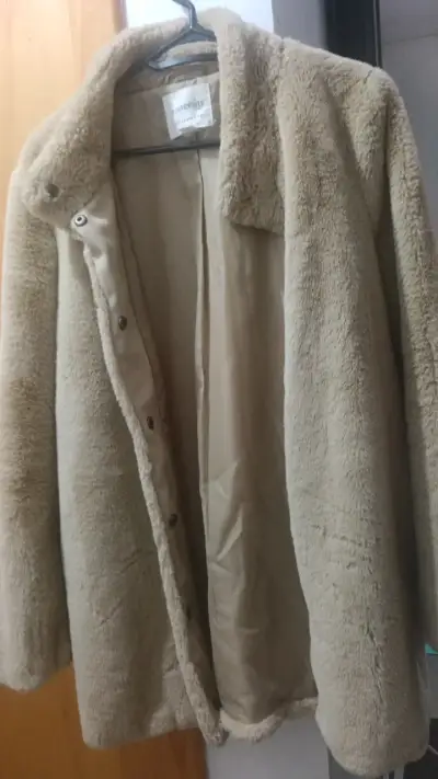 Abrigo de piel sintética beige para mujer - miniatura 3