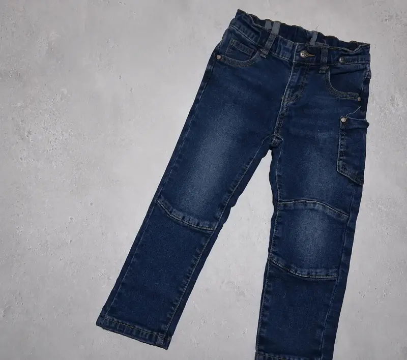 Jeans de niño azul con bolsillos