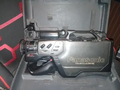 Cámara Panasonic 1990 modelo OM VHS PV-A23-K - miniatura 1