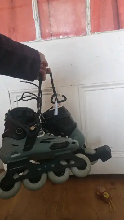 Patines en línea ajustables gris y negro - miniatura 2