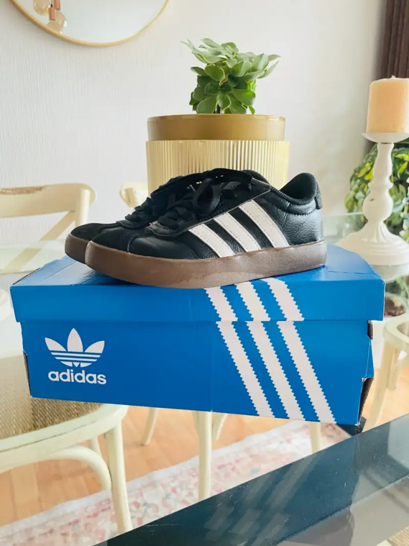 Zapatillas Adidas negras con rayas niño - 2