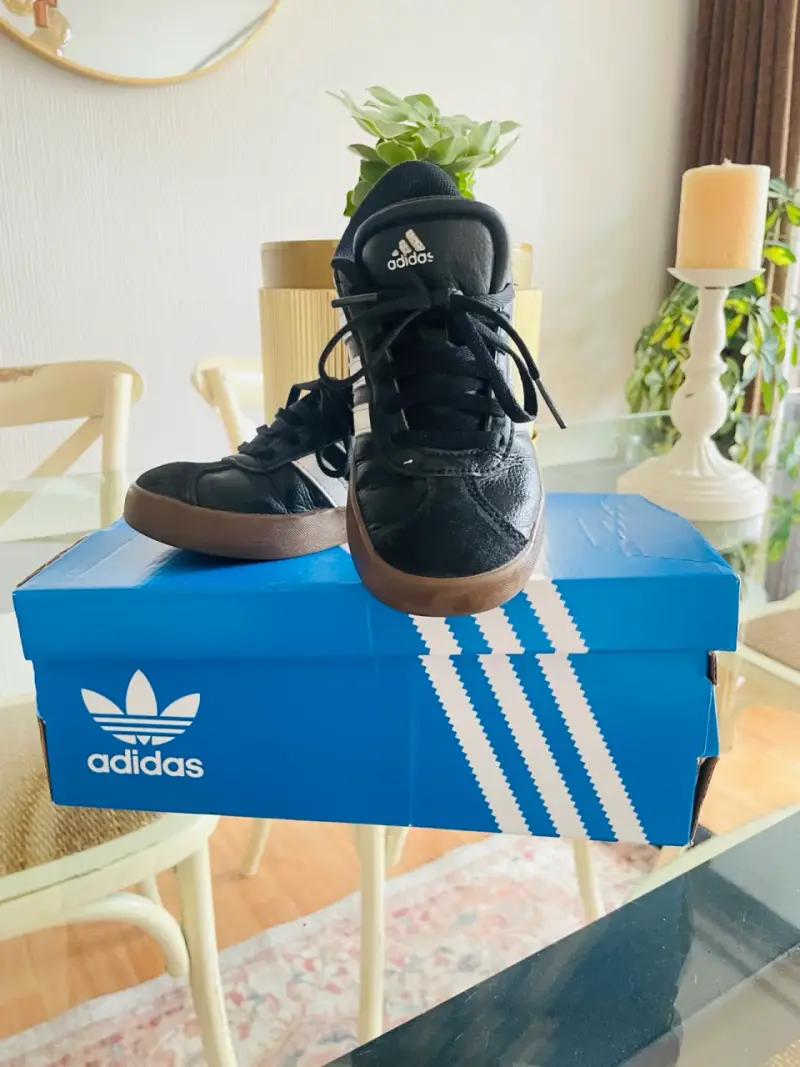 Zapatillas Adidas negras con rayas niño - 3