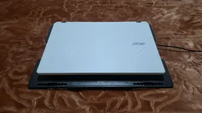 Laptop Acer blanca en buen estado - miniatura 1