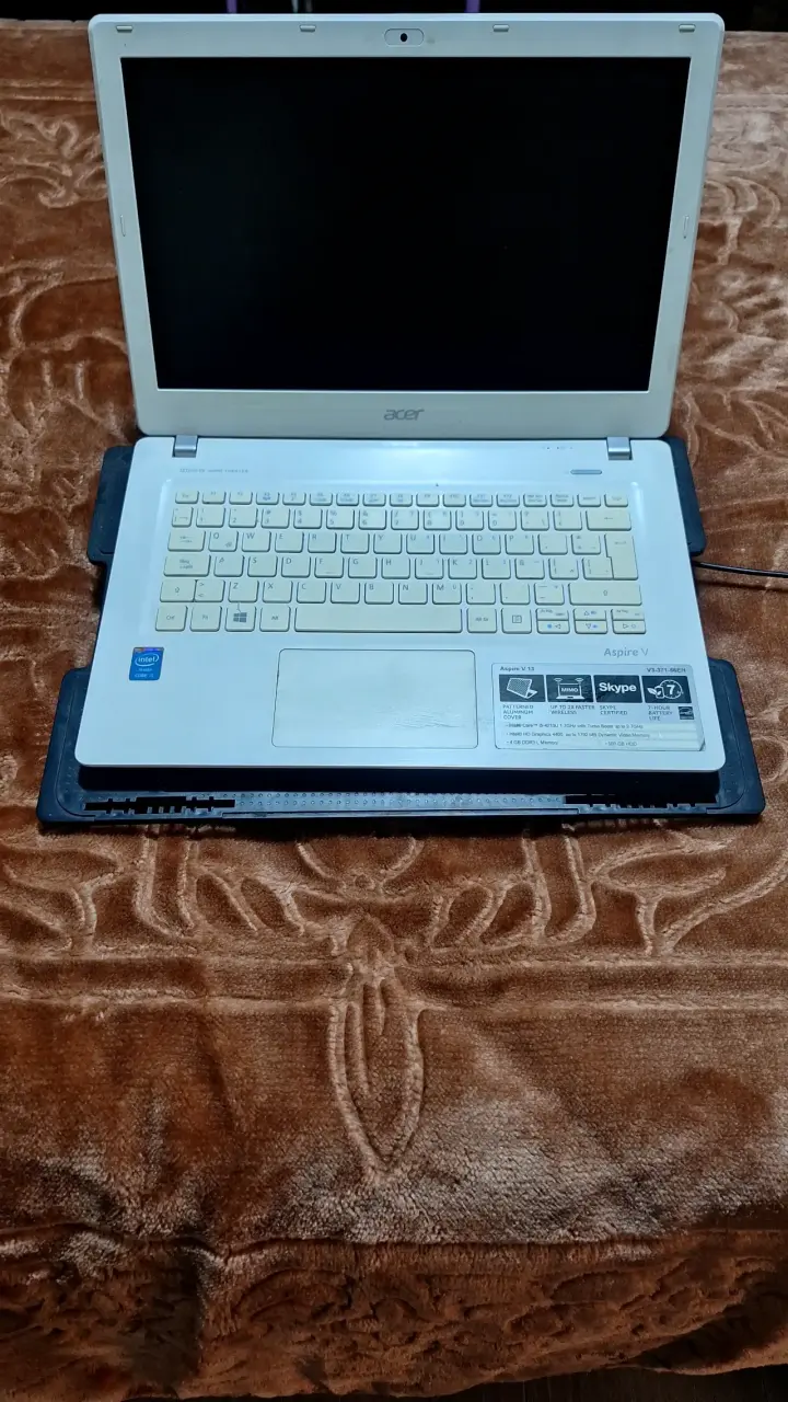 Laptop Acer blanca en buen estado - 2