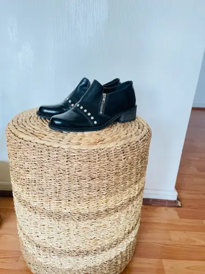 Botines negros de cuero con tachas - miniatura 1