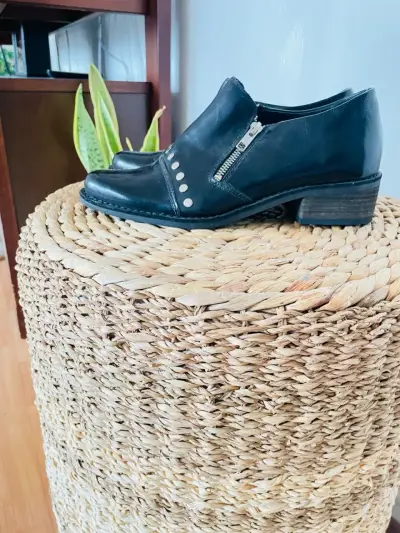 Botines negros de cuero con tachas - miniatura 4