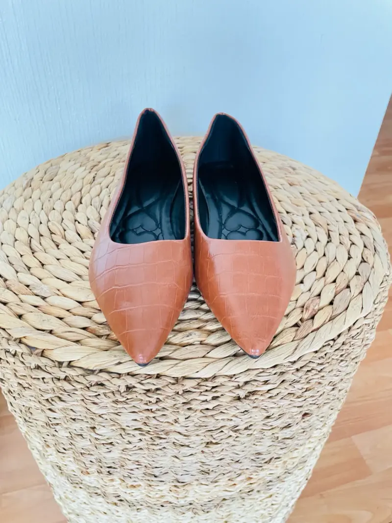 Zapatos planos marrones con textura - 2