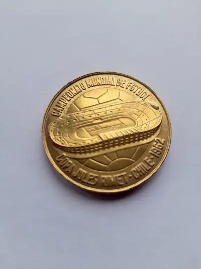 Medalla Mundial de Fútbol CHILE 1962 ORIGINAL - miniatura 1