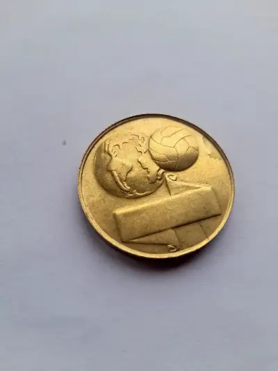 Medalla Mundial de Fútbol CHILE 1962 ORIGINAL - miniatura 2