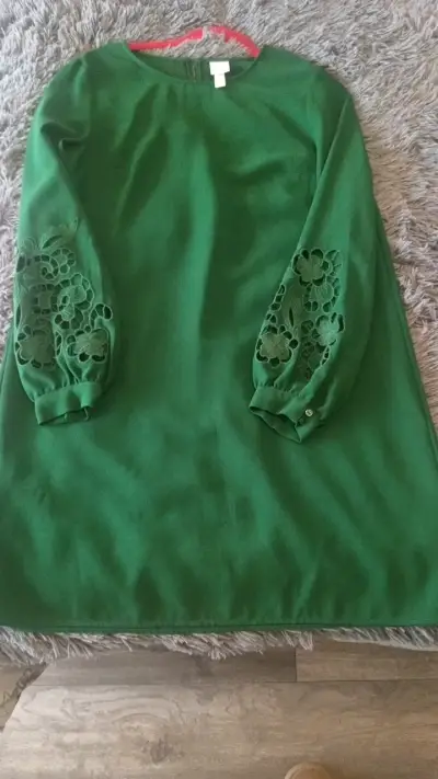Vestido verde con mangas bordadas - miniatura 1