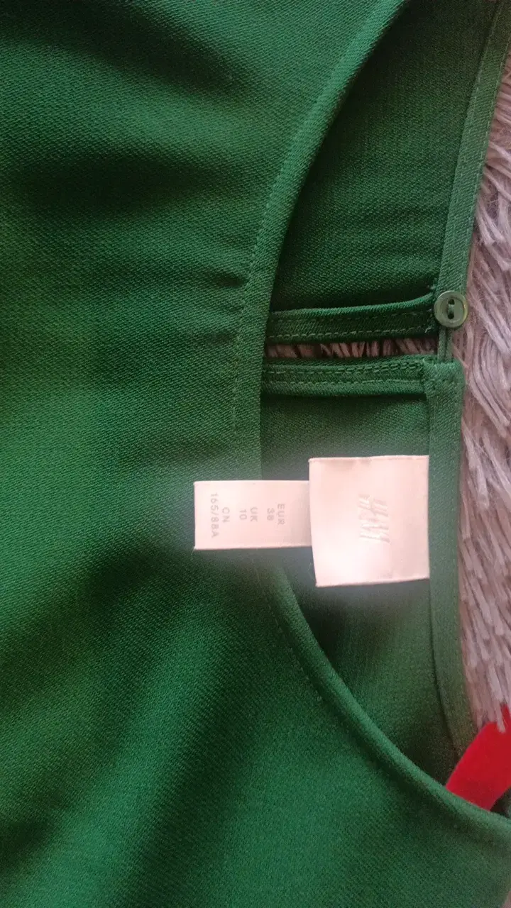Vestido verde con mangas bordadas - 2