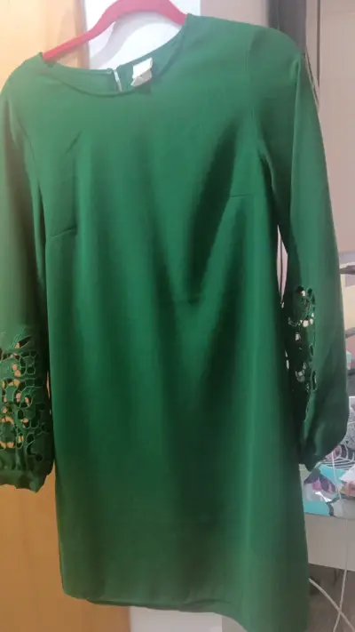Vestido verde con mangas bordadas - miniatura 3