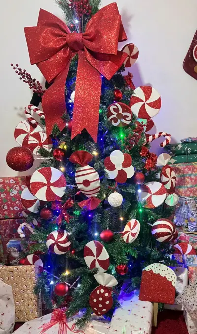 Árbol de Navidad decorado con adornos dorados y rojos - miniatura 2