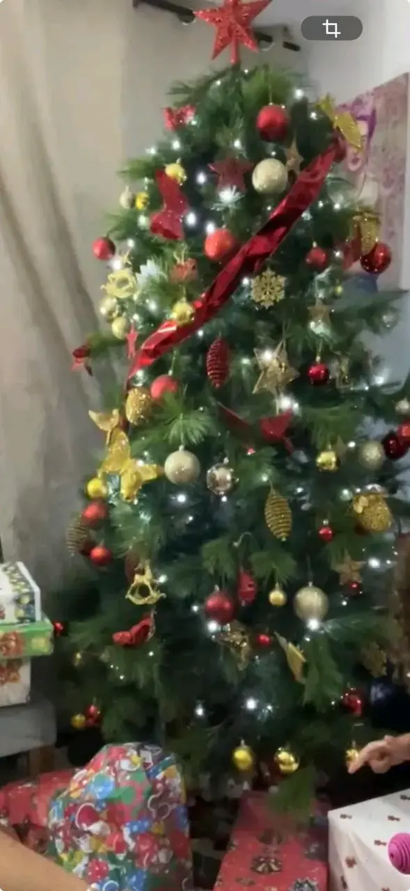 Árbol de Navidad decorado con adornos dorados y rojos - 3