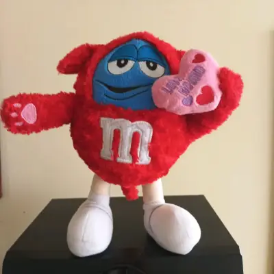 Peluche M&M's rojo con corazón - miniatura 1