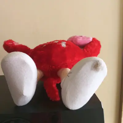 Peluche M&M's rojo con corazón - miniatura 2