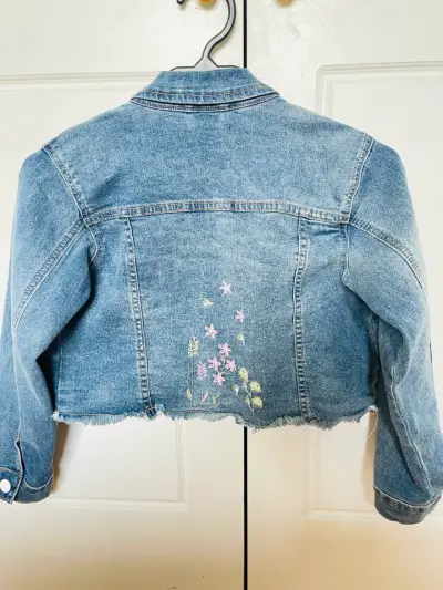 Chaqueta de mezclilla para niña con bordado - miniatura 3