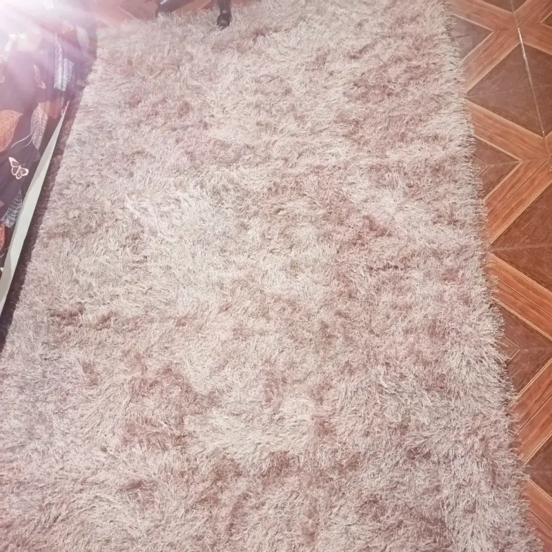 Alfombra peluda beige en buen estado - 1
