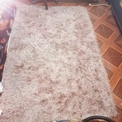 Alfombra peluda beige en buen estado - miniatura 2