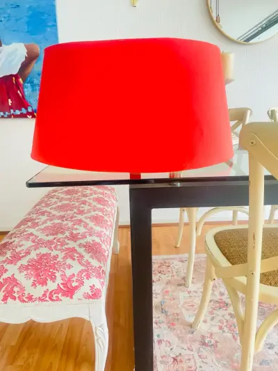 Lámpara de mesa con pantalla roja - miniatura 1