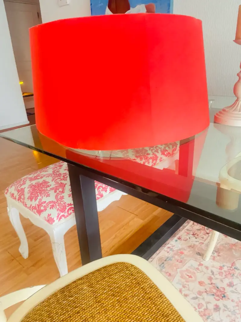 Lámpara de mesa con pantalla roja - 2