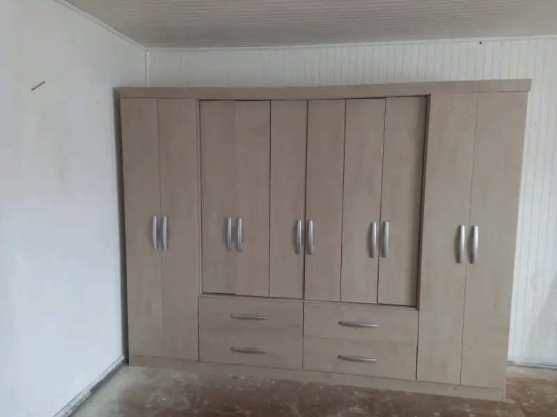 Armario ropero de madera con múltiples puertas - 1