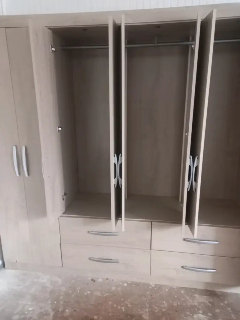 Armario ropero de madera con múltiples puertas - 2