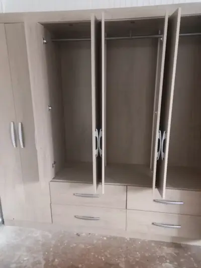Armario ropero de madera con múltiples puertas - miniatura 2