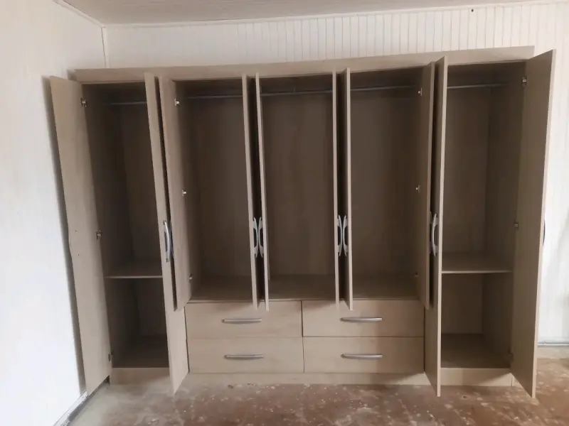Armario ropero de madera con múltiples puertas - 3