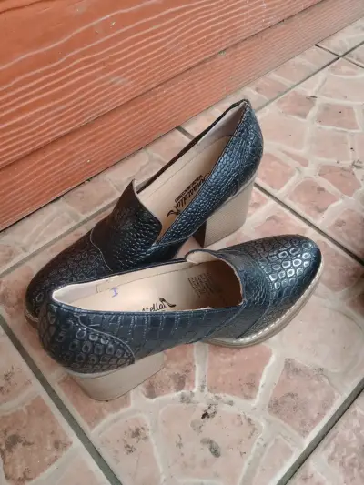 Zapatos de tacón bajo estilo cocodrilo - miniatura 1