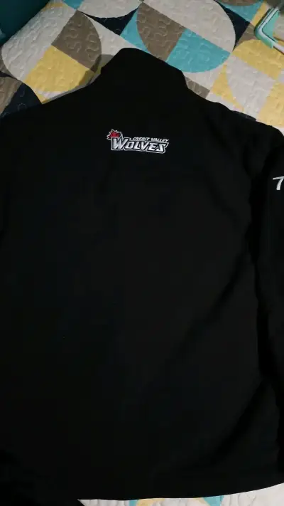 Chaqueta negra con logo de lobos - miniatura 2