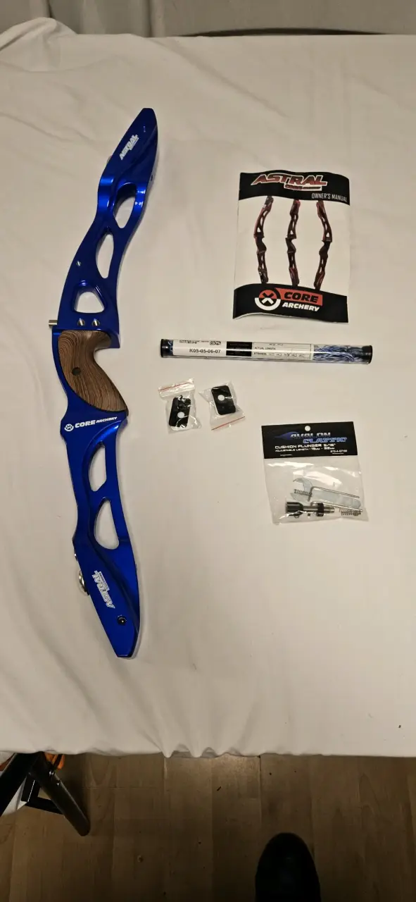 Arco recurvo Core Archery azul con accesorios - 1