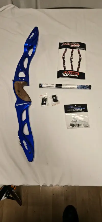 Arco recurvo Core Archery azul con accesorios - miniatura 1