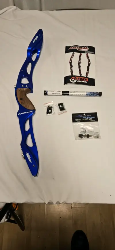 Arco recurvo Core Archery azul con accesorios - miniatura 2