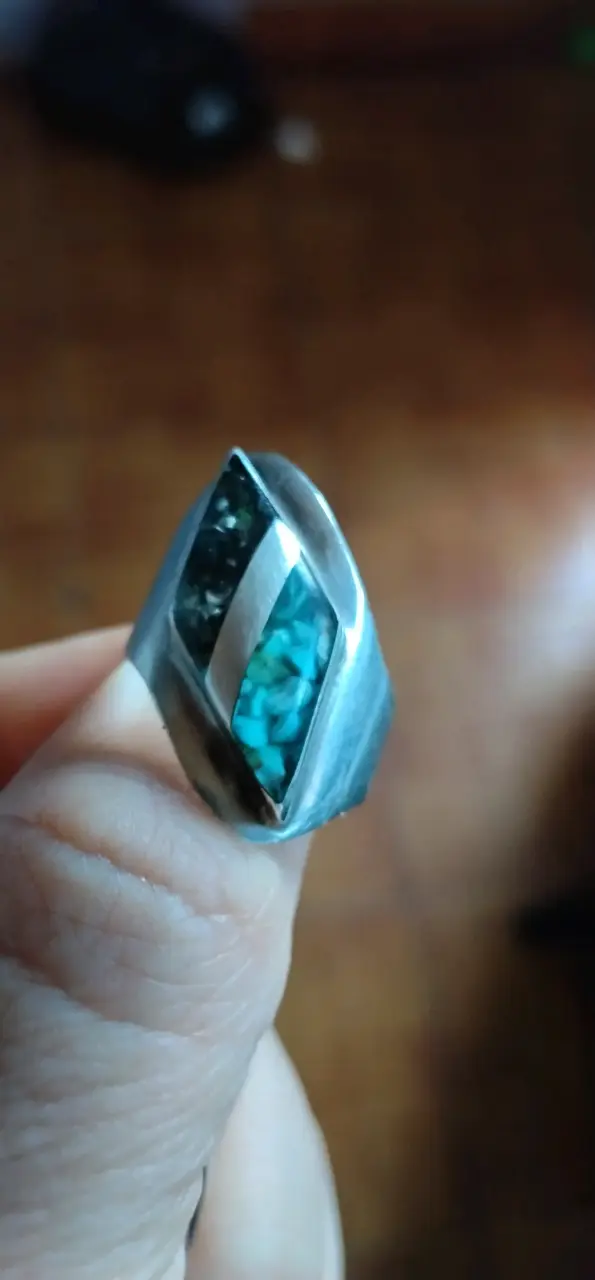 Anillo de plata con piedras turquesa