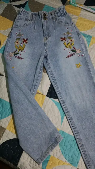 Jeans bordados de niña en denim claro - miniatura 1