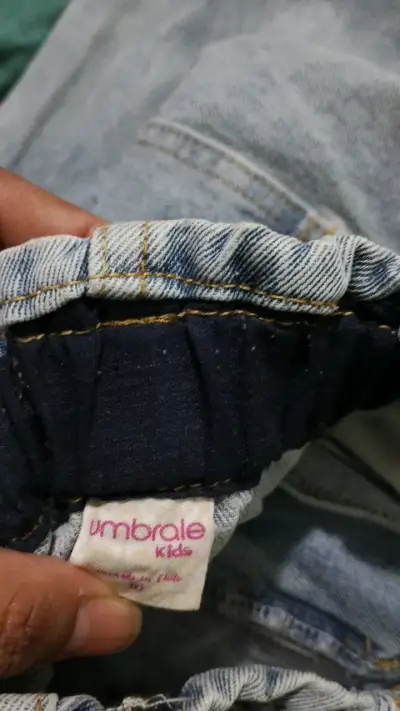 Jeans bordados de niña en denim claro - miniatura 2