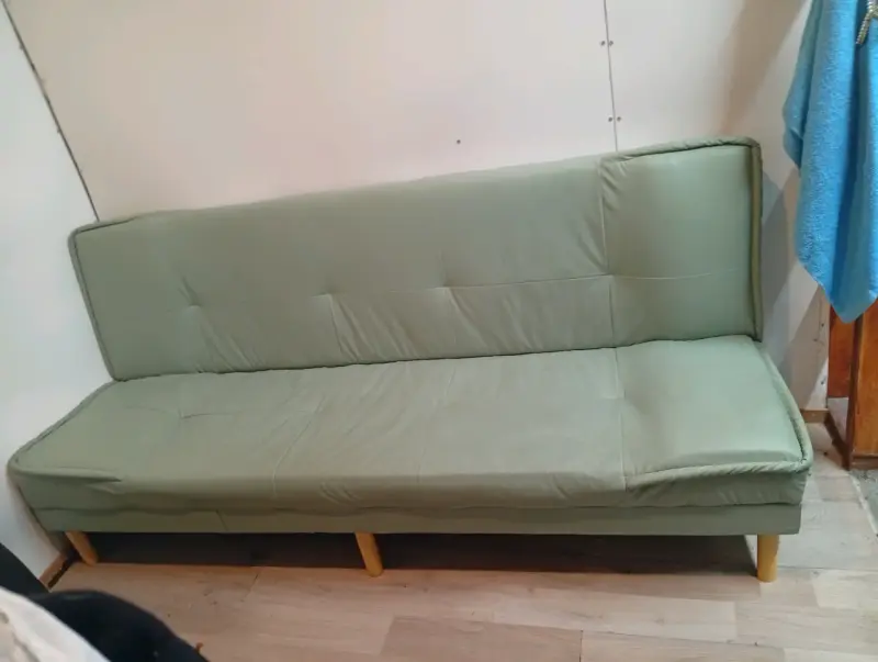 Sofá cama verde claro con patas de madera - 1