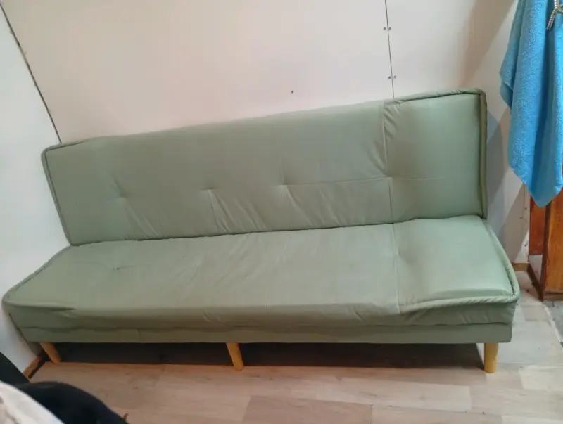 Sofá cama verde claro con patas de madera - 2