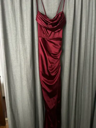 Vestido largo de satén rojo con abertura de gala - miniatura 2