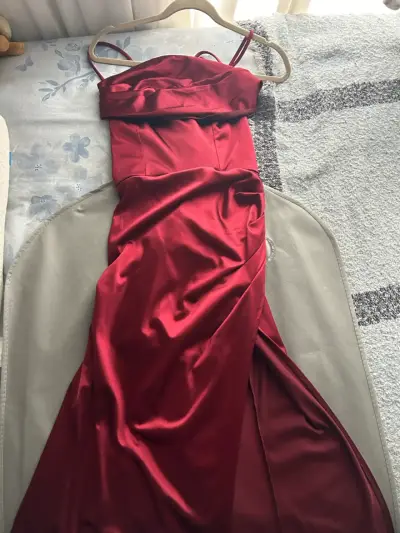 Vestido largo de satén rojo con abertura de gala - miniatura 3