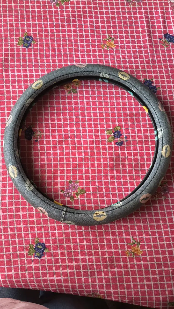 Cubre volante de auto gris con diseño - 1