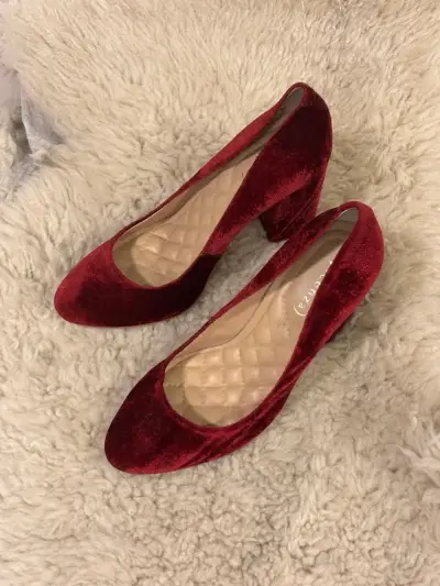 Zapatos de terciopelo rojo con tacón grueso - miniatura 4