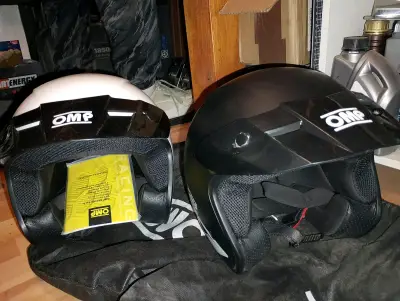 Cascos de automovilismo OMP negro y blanco - miniatura 1
