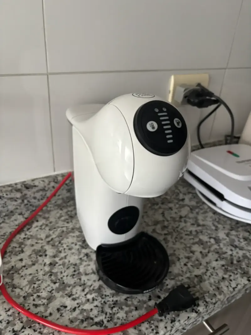 Cafetera Dolce Gusto blanca compacta - 1