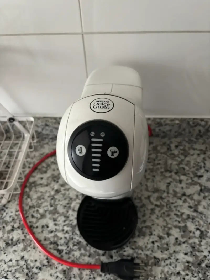 Cafetera Dolce Gusto blanca compacta - 2