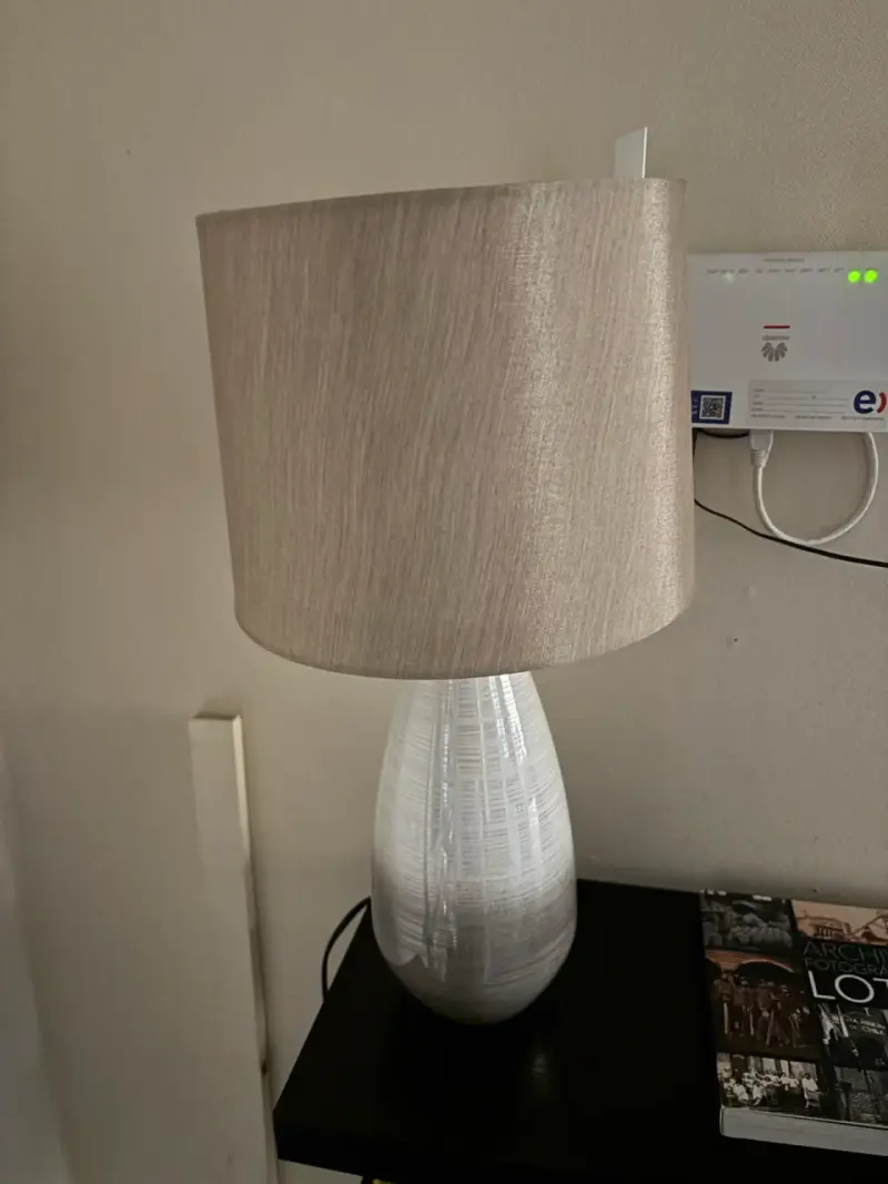 Lámpara de mesa moderna beige y blanca